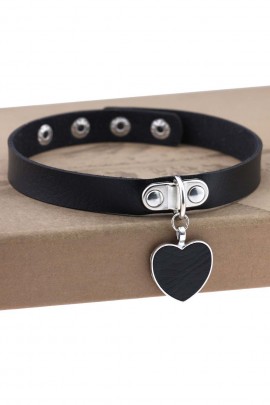 Choker on the neck with