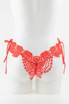 Красные трусики с ажурной вышивкой