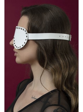 Белая маска на глаза с заклепками из кожи Feral Feelings - Blindfold Mask