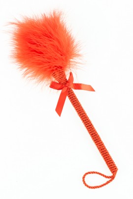 Красная щекоталка для тела