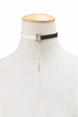Choker on the neck, black with white