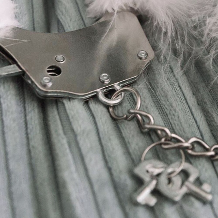 Наручники металлические Adrien Lastic Handcuffs White с белой пушистой отделкой || Наручники металеві Adrien Lastic Handcuffs White з білим пухнастим оздобленням || Rivets handcuffs with white tail finish Adrien Lastic Handcuffs White
